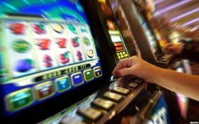 Tabel pembayaran Caishen Wins menampilkan nilai simbol dan fitur bonus di nexia789